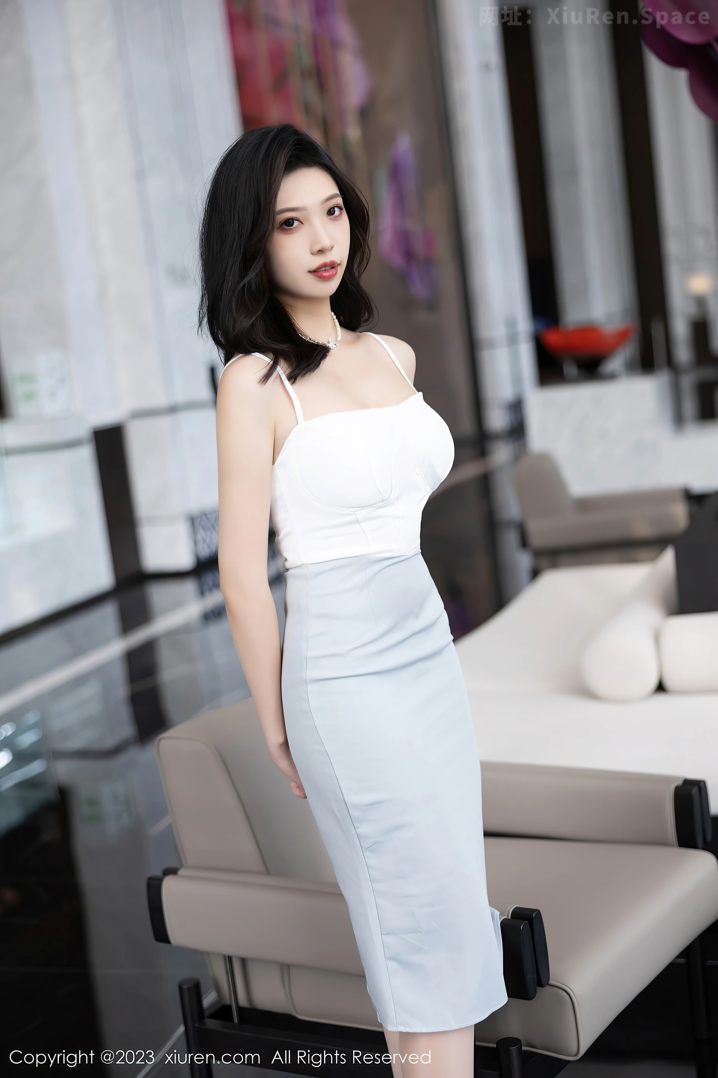 图片[3]-[XiuRen秀人网]2023.06.12 VOL.6898 郑颖姗Bev 白色吊带连衣裙与蕾丝内衣加丝袜美腿性感私房写真集-秀人网官方网站